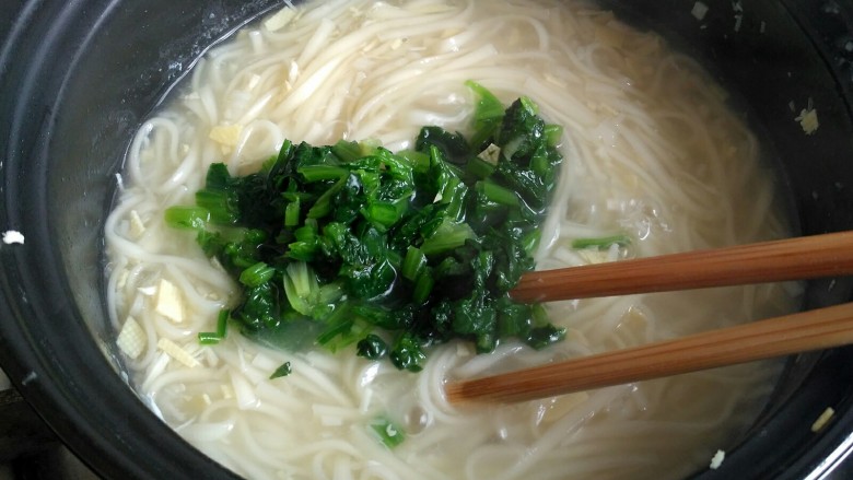 （宝宝辅食）鸡丝砂锅面,菠菜放入煮至面熟