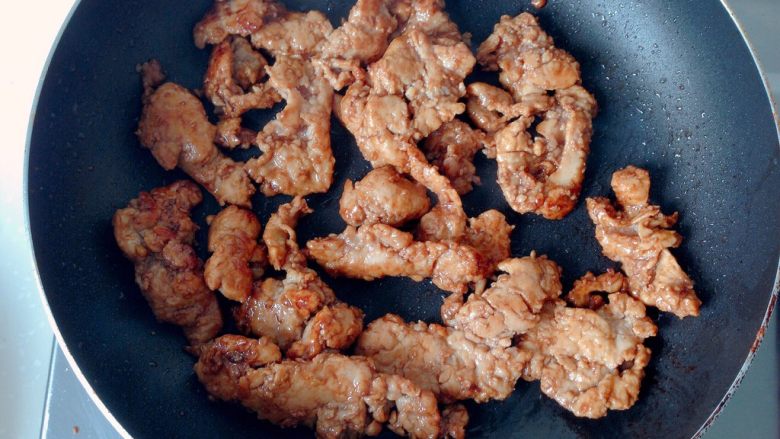 日式鸡胸肉蛋三明治,锅中放入适量油,中火煸炒鸡胸肉,放入适量<a style='color:red;display:inline-block;' href='/shicai/ 31471'>红烧汁</a>炒匀,盛出备用