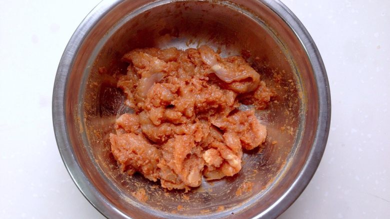 日式鸡胸肉蛋三明治,封上保鲜膜,冰箱冷藏一晚,使其充分入味
