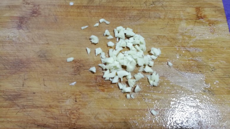 时令营养炒三蔬,蒜切末备用;