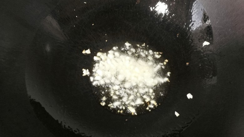 时令营养炒三蔬,锅中入适量油,先下蒜末煸香;