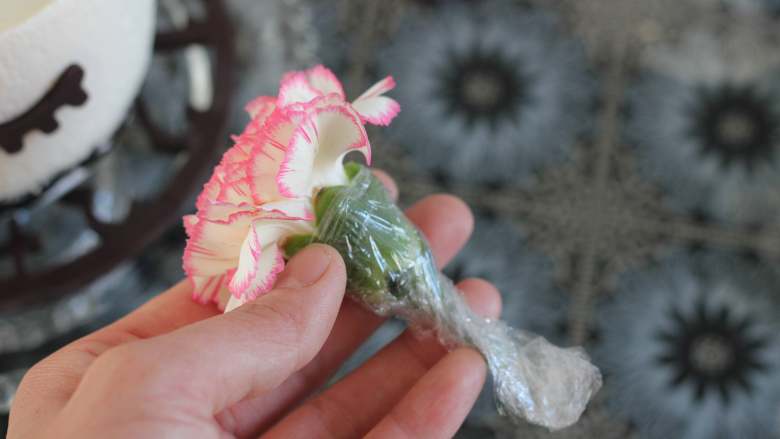 独角兽,鲜花剪到合适的长短,接触蛋糕的部分用保鲜膜裹住