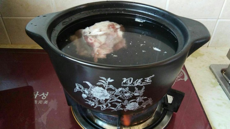 冬天喝这碗骨汤不仅美味,还可以补充维生素C,将大骨头放入冷水锅中