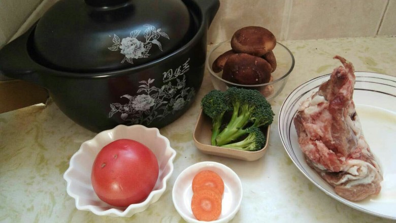 冬天喝这碗骨汤不仅美味,还可以补充维生素C,这是所有准备好的食材
