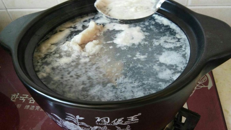 冬天喝这碗骨汤不仅美味,还可以补充维生素C,烧开,撇沫完成以后,大火烧开,小火熬40分钟。