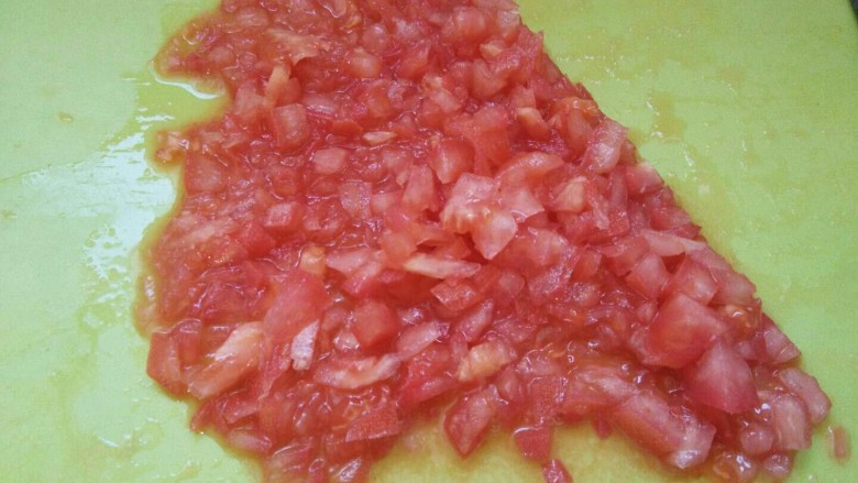 冬天喝这碗骨汤不仅美味,还可以补充维生素C,<a style='color:red;display:inline-block;' href='/shicai/ 3551'>西红柿</a>剁碎,成丁