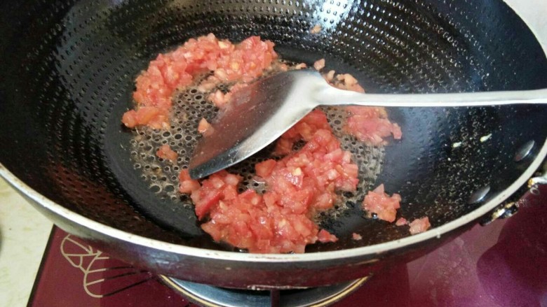 冬天喝这碗骨汤不仅美味,还可以补充维生素C,炒锅里热油,放入切好的西红柿丁,在翻炒的过程中加入少些清水。