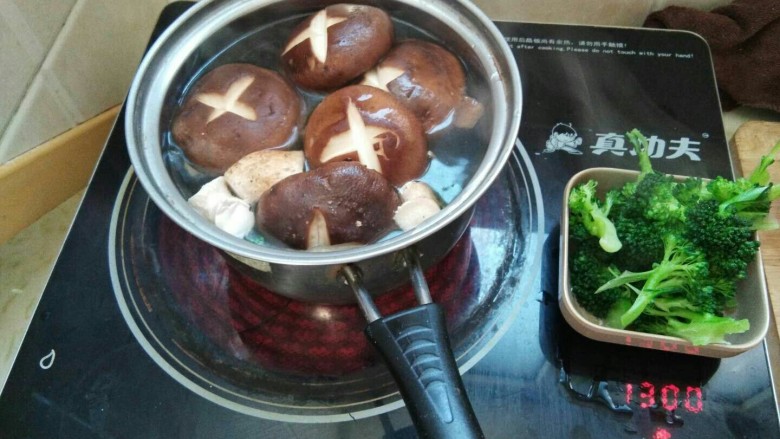 冬天喝这碗骨汤不仅美味,还可以补充维生素C,焯好西蓝花以后把香菇扔锅里进行焯水