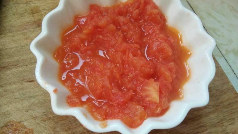 冬天喝这碗骨汤不仅美味,还可以补充维生素C,这是炒好的西红柿酱。