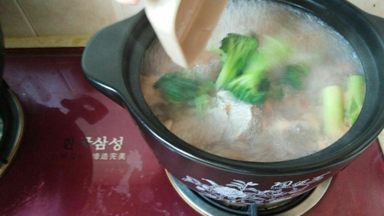 冬天喝这碗骨汤不仅美味,还可以补充维生素C,再加入焯好的西蓝花