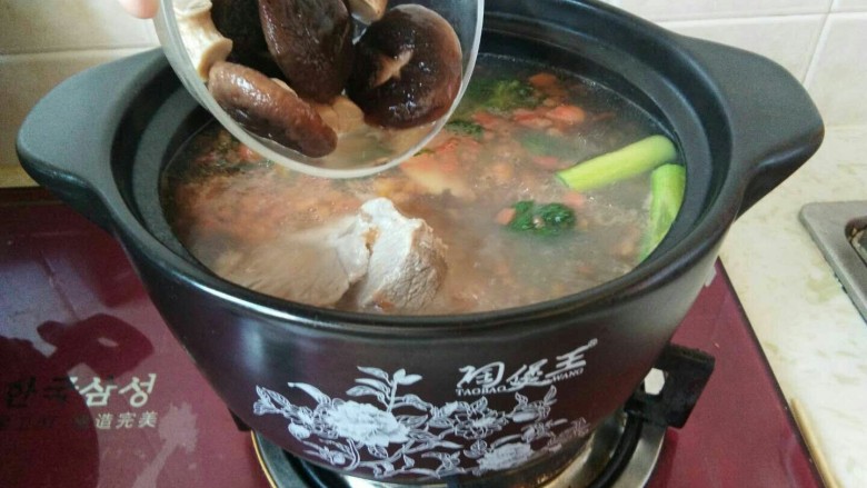 冬天喝这碗骨汤不仅美味,还可以补充维生素C,最后加入香菇和少许的盐