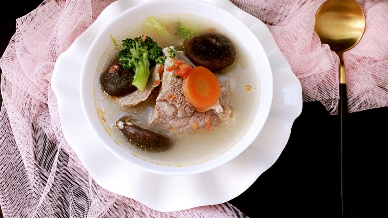 冬天喝这碗骨汤不仅美味,还可以补充维生素C,不光味道鲜美,颜色还特别艳丽。