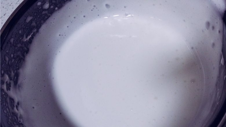 萌猫爪棉花糖,打蛋器用高速打至纹路出现且不会迅速消失的状态。(最终呈现出的浓稠状态)