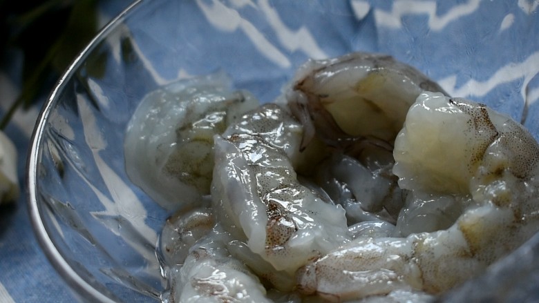 自制鲜虾蔬菜肠,洗干净剥去外壳,去虾线