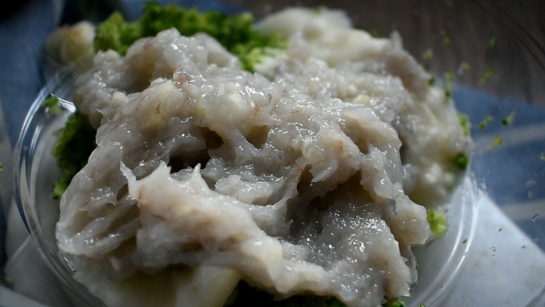 自制鲜虾蔬菜肠,再将虾肉和姜蒜水一并倒入料理机,打成泥,倒入容器中