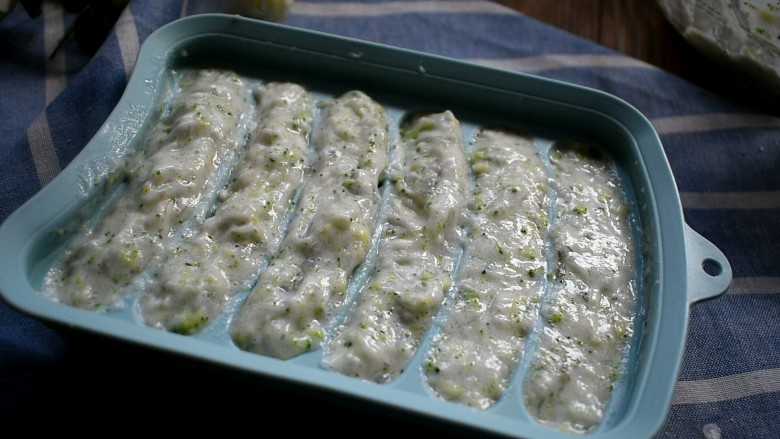 自制鲜虾蔬菜肠,放入模具中,盖上盖子上锅中火蒸20分钟左右即可