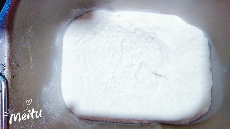 柿子肉发面烙饼,把肉挖出来,然后放<a style='color:red;display:inline-block;' href='/shicai/ 519'>面粉</a>