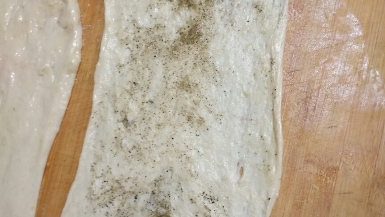 柿子肉发面烙饼,擀面成大片,撒盐和<a style='color:red;display:inline-block;' href='/shicai/ 12043'>花椒粉</a>