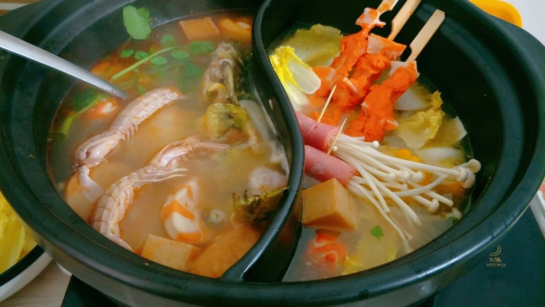 酸汤鱼火锅&骨汤火锅,加入培根金针菇卷、<a style='color:red;display:inline-block;' href='/shicai/ 5239'>骨肉相连</a>、皮皮虾煮15分钟,具体时间看火力大小