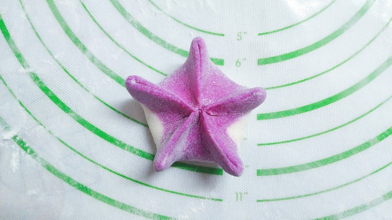 花样蒸饺系列（2）,用手把面皮合拢，撵成五角状！