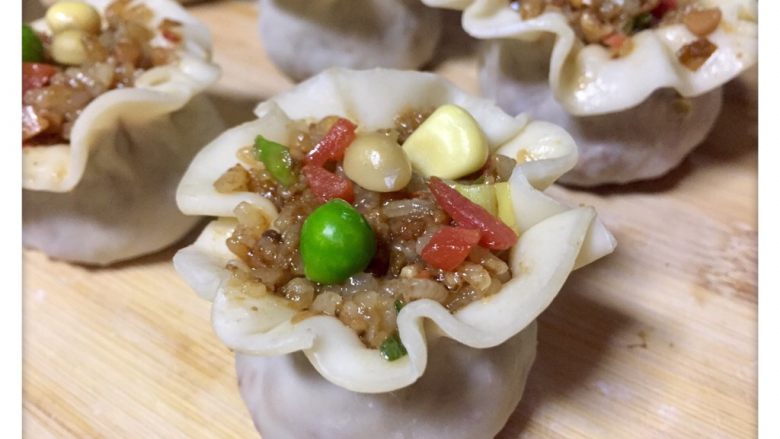 五彩玲珑花苞烧卖,按方法继续做起来,同时蒸锅烧水
