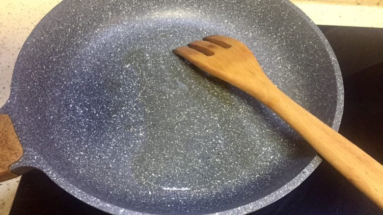 五彩玲珑花苞烧卖,现在炒糯米饭,中火,不粘锅倒入少许玉米油