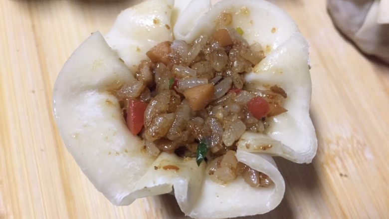 五彩玲珑花苞烧卖,接着把烧卖边缘翻下来,成花边