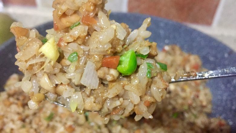 五彩玲珑花苞烧卖,糯米饭炒制了,光看这糯米饭就有食欲了