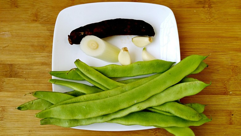 宽扁豆炒麻辣香肠,准备食材。