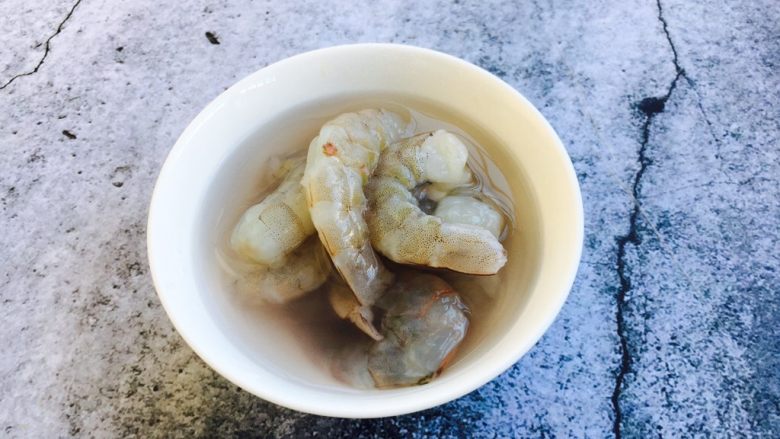 四季豆时蔬丁虾仁小炒,鲜虾去头去皮,挑去虾线,放入少许小苏打和适量水把虾仁抓一抓,然后用清水清洗干净,沥干水分。