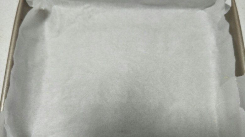 戚风蛋糕块,烤盘放上油纸。