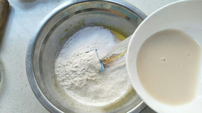 戚风蛋糕块,接着加入奶搅拌均匀。(家里没有全奶了我用的花生<a style='color:red;display:inline-block;' href='/shicai/ 219'>牛奶</a>)