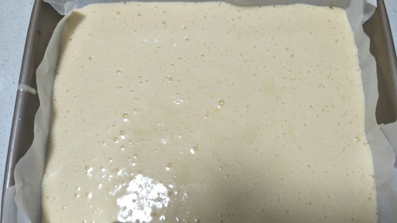 戚风蛋糕块,倒入蛋糕液,震荡两下去泡。