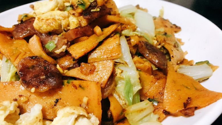鸡蛋葱饼--教你做十分钟搞定的快手早餐,来一张香肠炒饼的照片
是不是很有食欲😍