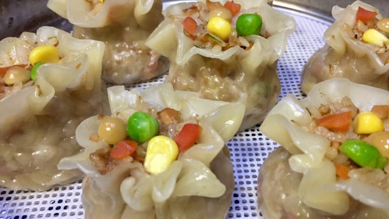 五彩玲珑花苞烧卖,时间到了揭开锅鲜香扑鼻而来,晶莹剔透好乖,小得意下,好有成就感😀😋🤗