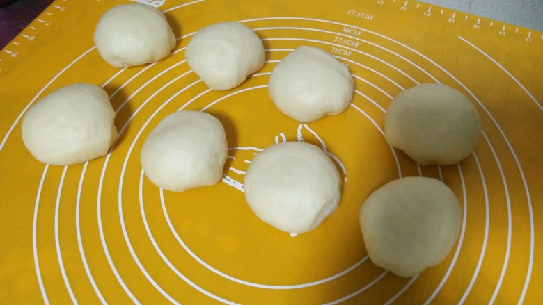 火腿面包卷,取出来,分成八等份