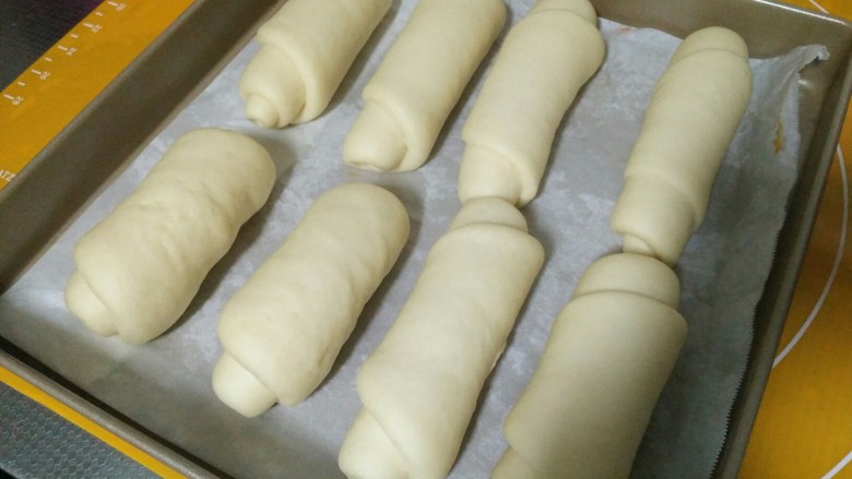 火腿面包卷,发酵完,取出