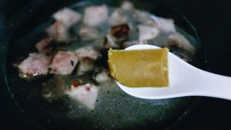 咖喱牛肉彩蔬饭,加入清水,加入<a style='color:red;display:inline-block;' href='/shicai/ 10650'>咖喱块</a>。