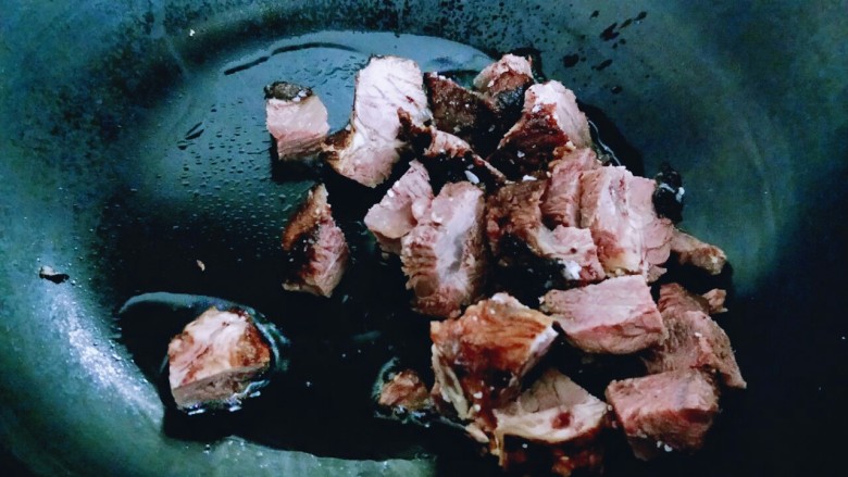 咖喱牛肉彩蔬饭,起油锅,将牛肉煸炒。