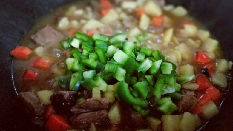 咖喱牛肉彩蔬饭,最后加入甜椒,烧开即可关火。