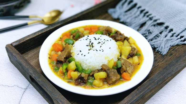 咖喱牛肉彩蔬饭,盛出装盘。一盘营养全面,有菜,有肉,有饭(^_^)