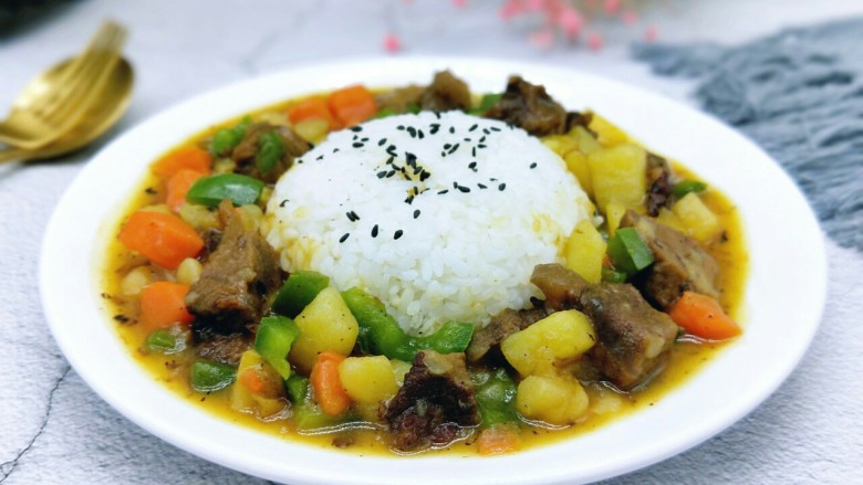 咖喱牛肉彩蔬饭,近看,诱惑嘛?