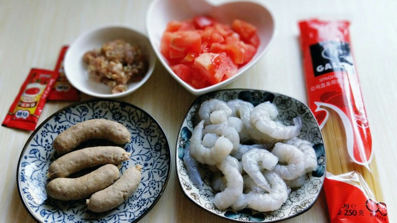 番茄肉酱意大利面＋虾仁＋烤肠,准备食材。