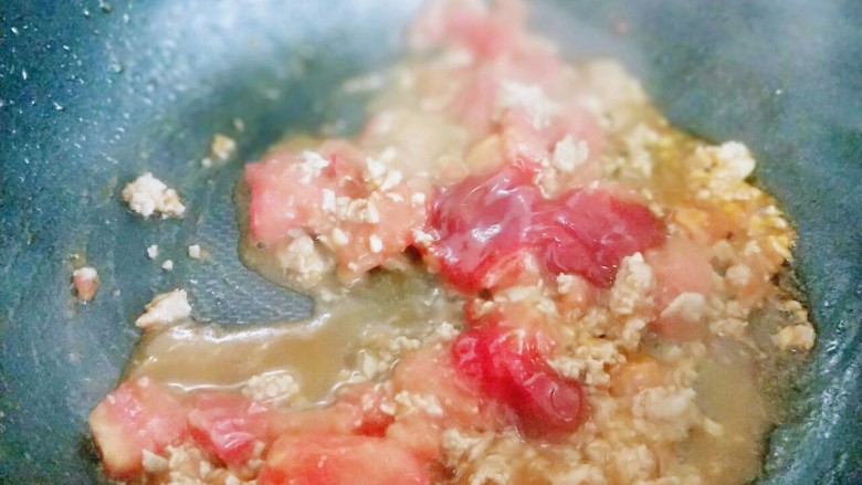 番茄肉酱意大利面+虾仁+烤肠,加入<a style='color:red;display:inline-block;' href='/shicai/ 699'>番茄酱</a>。