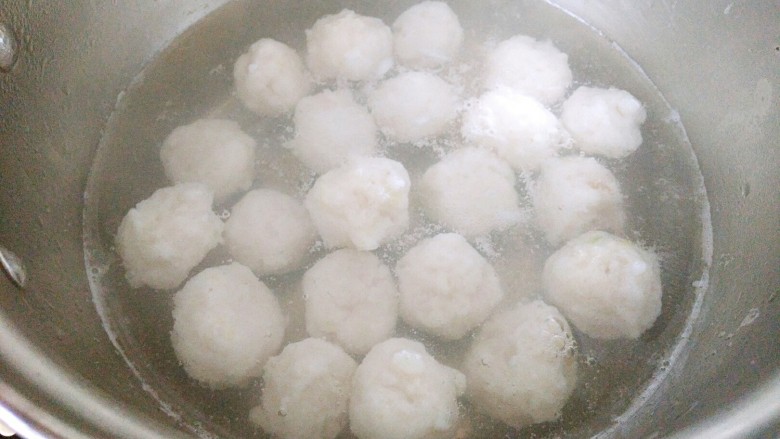 脆弹鱼丸,烧一锅水,85度左右就可以,鱼丸放进去,小火煮开