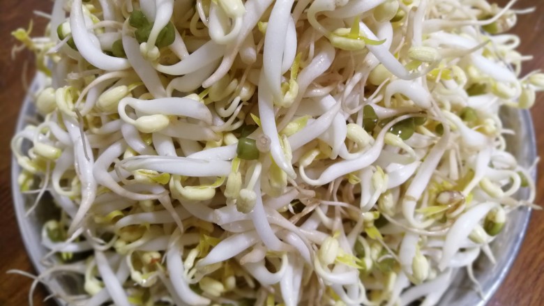 翡翠豆芽炒蒜苗,<a style='color:red;display:inline-block;' href='/shicai/ 133'>绿豆芽</a>500g,用水洗干净,装盘备用。