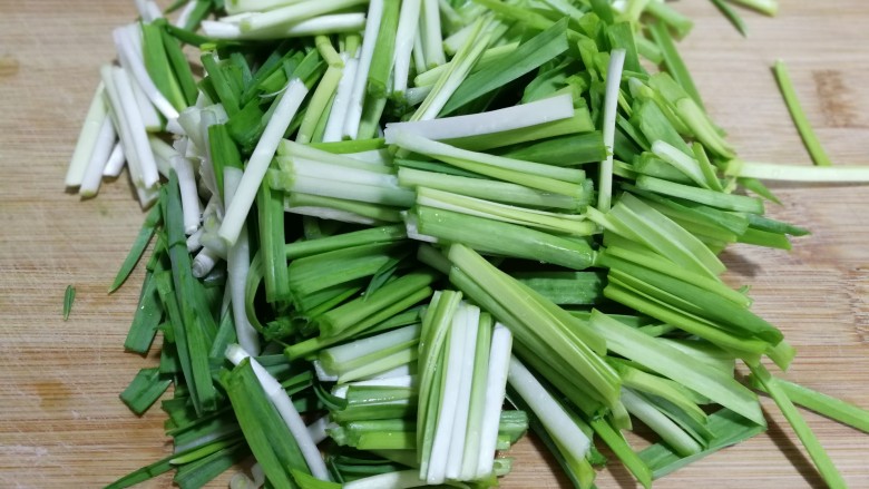 翡翠豆芽炒蒜苗,蒜苗切成段,