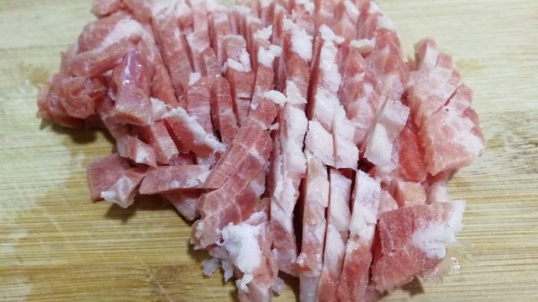 翡翠豆芽炒蒜苗,肉化软一些后切成条,