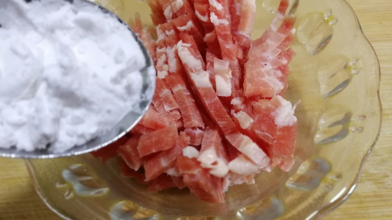 翡翠豆芽炒蒜苗,肉放入碗中再放半勺淀粉,