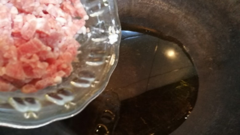 翡翠豆芽炒蒜苗,油烧热后放入猪肉条,翻炒。